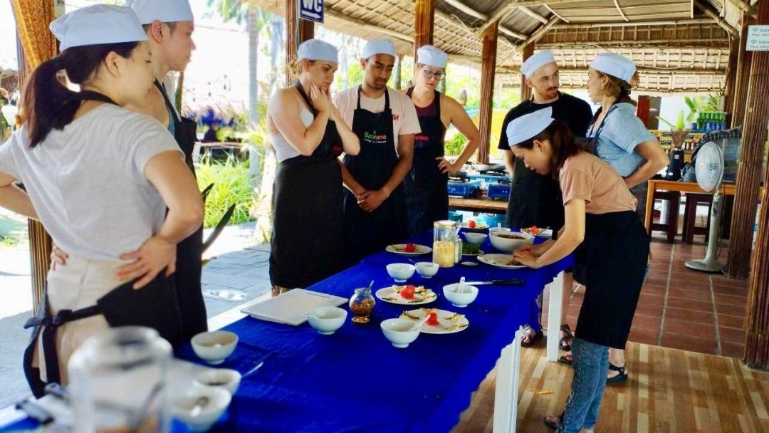 Du khách trải nghiệm lớp học nấu ăn tại Hội An, tự tay chế biến các món đặc sản địa phương trai-nghiem-kham-pha-rung-dua-ke-7976.jpg
