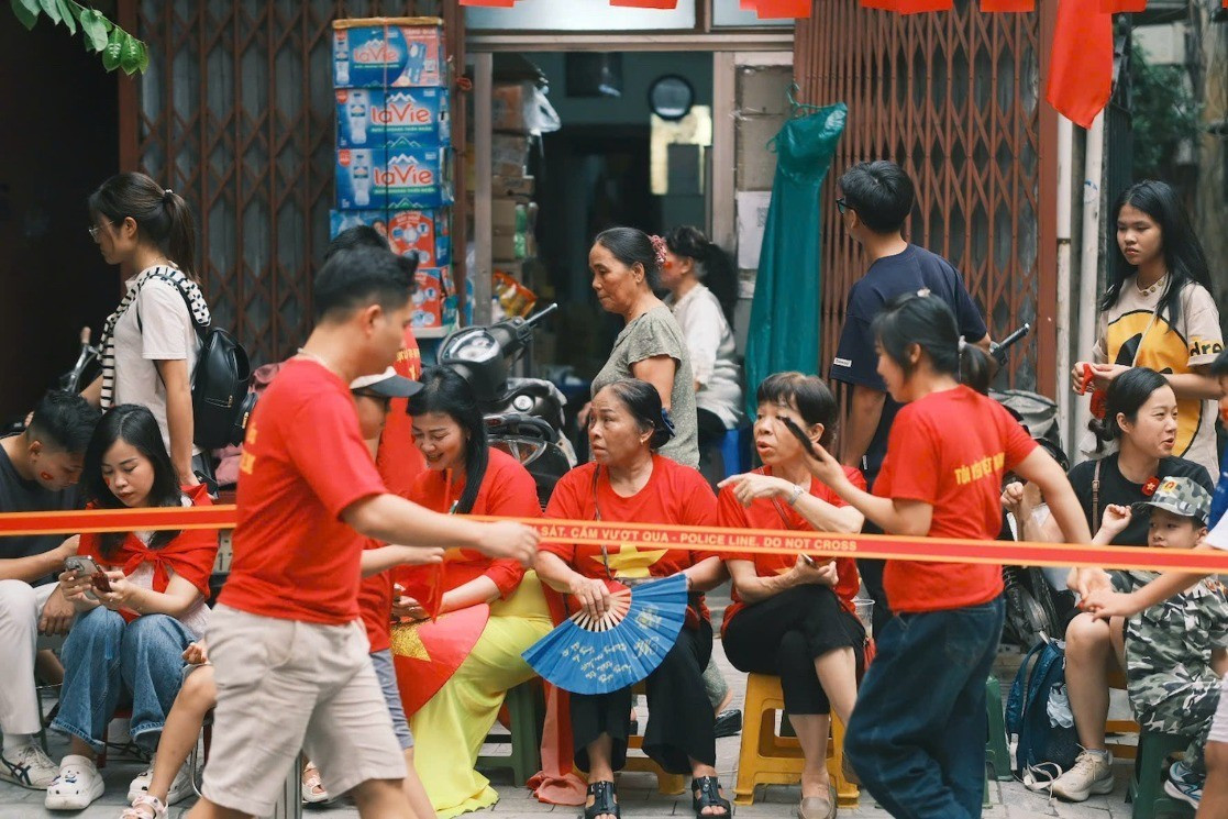 Người dân với áo cờ đỏ, sao vàng đã tập trung đông đủ đón chờ buổi hợp luyện diễu binh, diễu hành Người dân với áo cờ đỏ, sao vàng đã tập trung đông đủ đón chờ buổi hợp luyện diễu binh, diễu hành