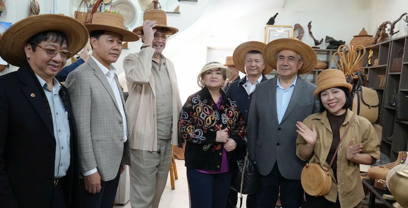 Du khách đến thăm quan làng nghề mây tre đan Phú Vinh du-khach.jpg