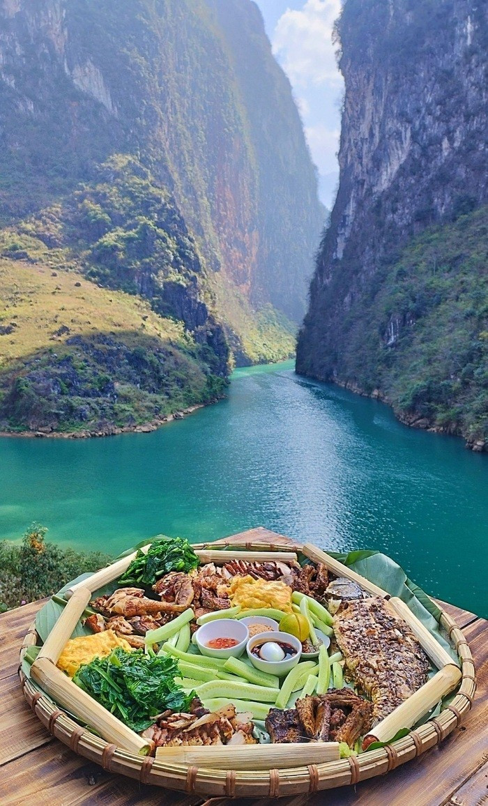 Nằm ẩn mình giữa những ngọn núi đá dựng đứng của cao nguyên đá Đồng Văn, sông Nho Quế như một dải lụa xanh ngọc bích nho-que-1.jpg