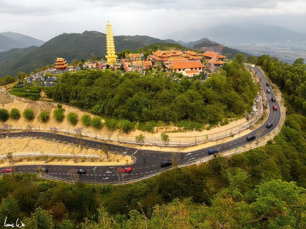 Từ đỉnh núi, du khách có thể nhìn thấy rõ Vịnh Ninh Vân, toàn bộ phía Bắc thành phố, Hòn Đụng, Hòn Rùa, Hòn Tre (Vinpearl), Hòn Mun, Hòn Miễu, Hòn Tằm, thậm chí cả đảo Yến – Hòn Nội. Gần như tất cả các địa điểm du lịch Nha Trang đều nằm trong tầm mắt