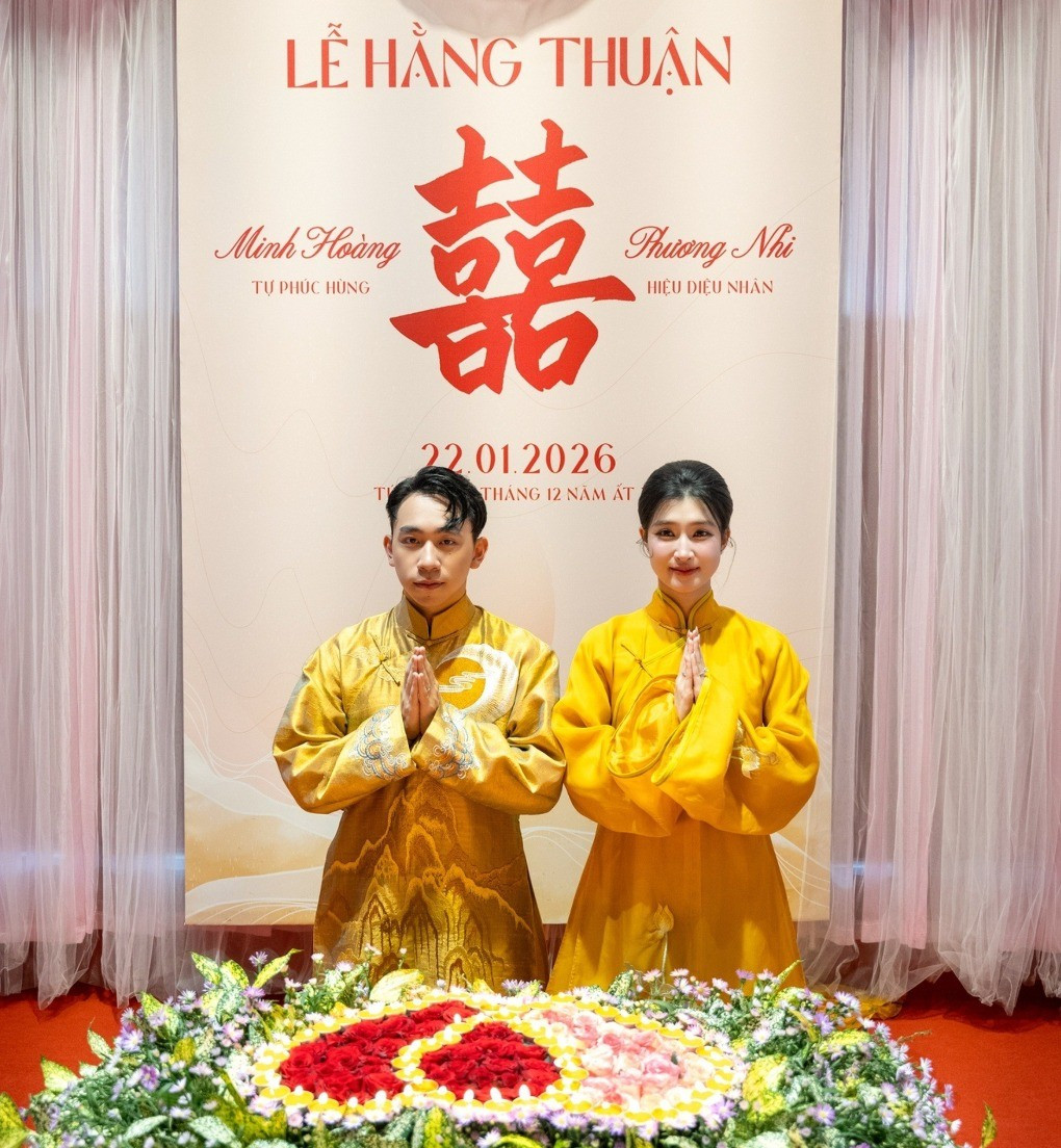 Phương Nhi và chồng diện áo dài truyền thống màu vàng đồng điệu. Người đẹp gốc Thanh Hóa khoe nhan sắc dịu dàng trong bộ áo dài mang họa tiết hoa sen. Doanh nhân Minh Hoàng mặc áo dài thêu hình ảnh sơn thủy. Trang phục tinh tế, sang trọng của cặp đôi phù hợp với không gian trang nghiêm tại buổi lễ