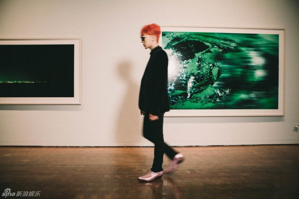 Cái tên triển lãm PeaceMinusOne cũng là hình dung của G-Dragon về thế giới. VớI nam nghệ sĩ, thứ lý tưởng nhất trên thế giới chính là Peace - sự thái bình, hòa thuận, nhưng trong thực tại luôn có gì đó bị lãng quên (Minus). Trong khi đó, lý tưởng và thực tại cùng va chạm và đối lập nhau trong mỗi người (One) trien-lam.jpg