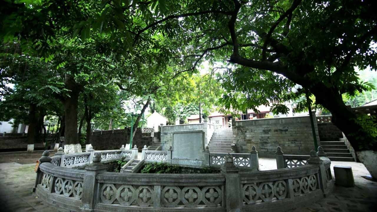 Khung cảnh bình yên bên trong đền