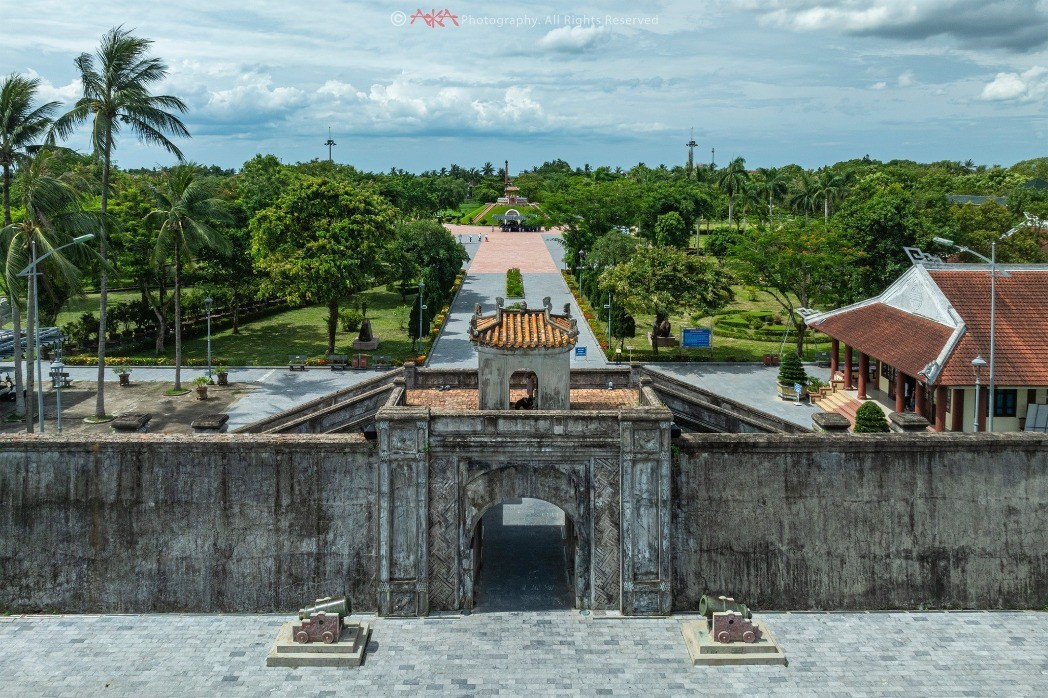 Thành cổ Quảng Trị được ví như “nghĩa trang không nấm mồ”, bởi dưới mỗi tấc đất nơi đây đều thấm đẫm máu xương của các anh hùng, liệt sỹ 539588510-1357934289669657-24305-8296.jpg