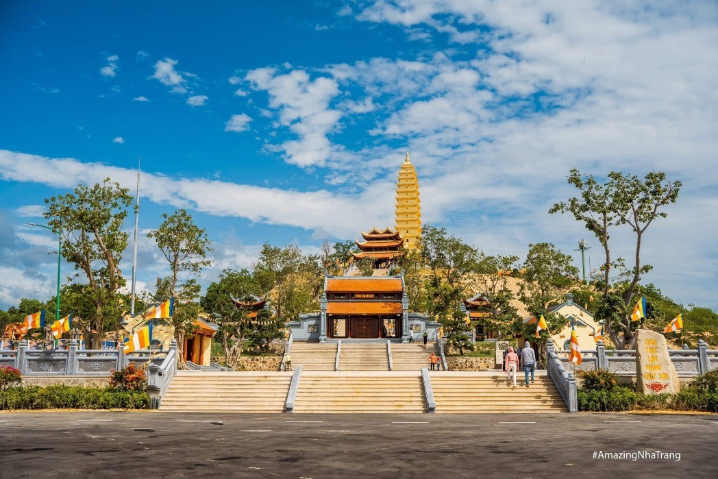 Trúc Lâm Phụng Thùy Sơn tọa lạc ở độ cao khoảng 500 m so với mực nước biển