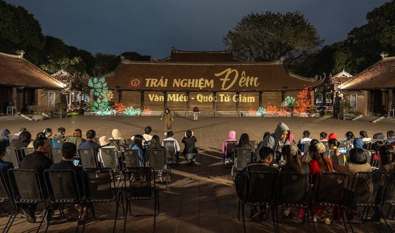 Những tour đêm khám phá Hà Nội đang được nhiều địa điểm du lịch triển khai. Dù vậy, còn nhiều gian nan để tour đêm có sức sống bền bỉ hơn, lan toả mạnh mẽ hơn van-mieu.jpg