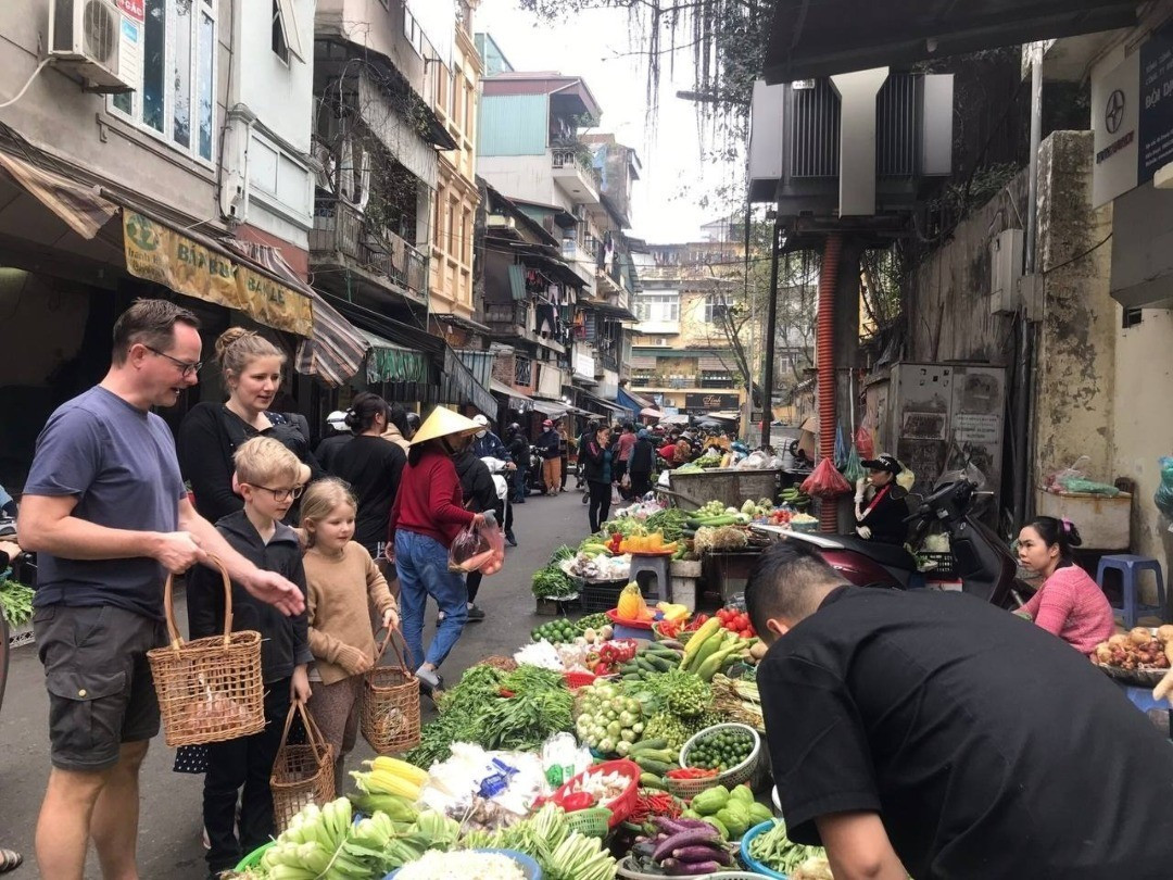 Du khách quốc tế trải nghiệm chọn nguyên liệu tươi tại chợ địa phương trước khi vào bếp az-cooking-a-great-experience-wi-2675.jpg