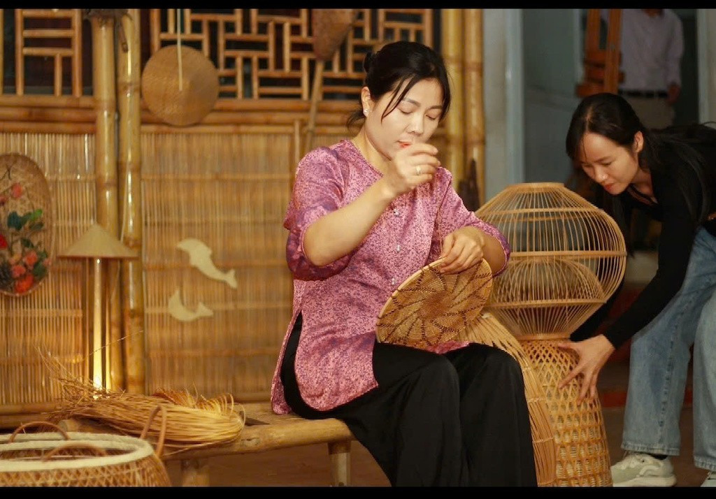 Phát triển du lịch làng nghề không chỉ góp phần bảo tồn các giá trị văn hóa truyền thống mà còn mang lại lợi ích kinh tế rõ rệt cho cộng đồng địa phương nghe-nhan-2-2081.jpg