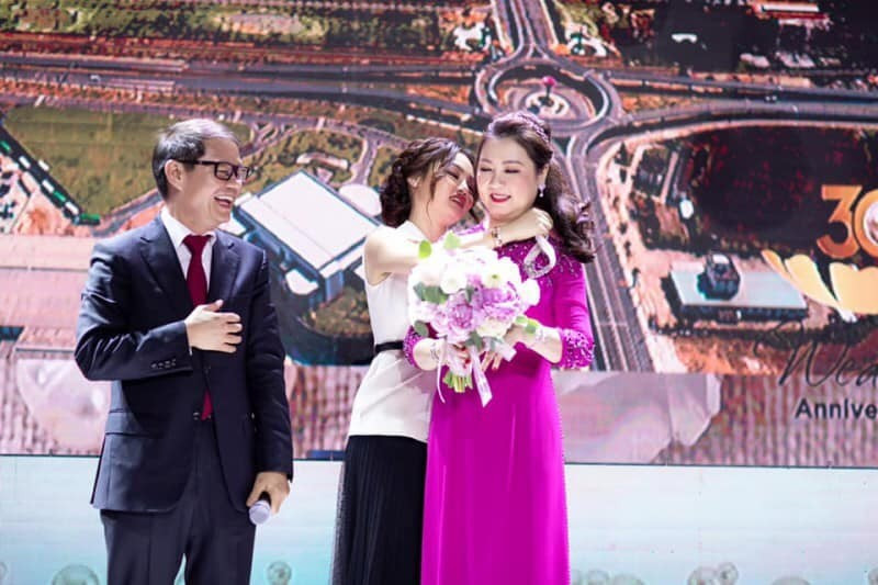 Vợ chồng ông Trần Bá Dương và con gái Trần Viên Ngọc Trân trong dịp kỷ niệm 30 năm ngày cưới 485352319-706963804986586-533268.jpg