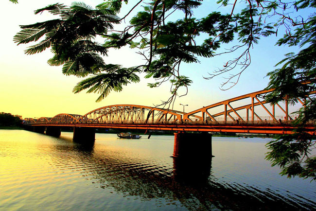 song-huong-duoi-cau-truong-tien.png