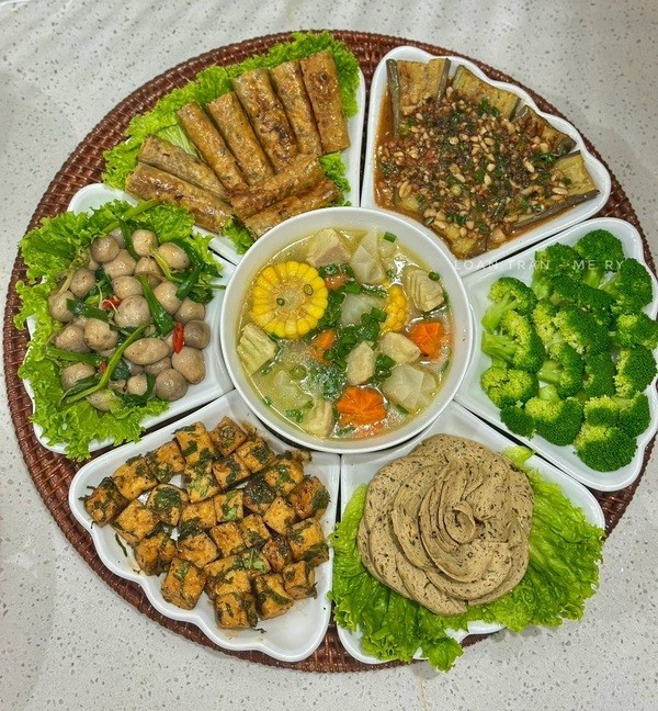 Mâm cỗ chay nhỏ gồm: Nem chay rau củ, đậu phụ rim, nấm rơm xào boa ro, súp lơ luộc chấm xì dầu, cà tím sốt đậu phộng, chả hạt sen...vừa đầy đủ lại vô cùng hấp dẫn Mâm cỗ chay nhỏ gồm: Nem chay rau củ, đậu phụ rim, nấm rơm xào boa ro, súp lơ luộc chấm xì dầu, cà tím sốt đậu phộng, chả hạt sen...vừa đầy đủ lại vô cùng hấp dẫn