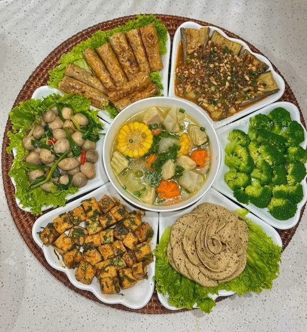 Mâm cỗ chay nhỏ gồm: Nem chay rau củ, đậu phụ rim, nấm rơm xào boa ro, súp lơ luộc chấm xì dầu, cà tím sốt đậu phộng, chả hạt sen...vừa đầy đủ lại vô cùng hấp dẫn