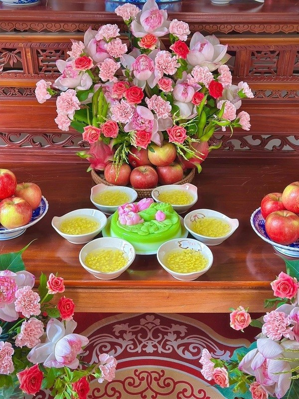 Trên hội nhóm Yêu Bếp, chị Đỗ Thu Ngọc chia sẻ rằng "Năm nào cũng vậy, cứ đến tháng 4 là em lại chọn Hoa Sen là loài hoa để cắm mỗi ngày Rằm, mồng 1. Việc chọn Cắm hoa sen vào ngày lễ Phật Đản với ý nghĩa hoa sen là biểu tượng gắn liền với Đức Phật, tượng trưng cho sự thanh tịnh, trí tuệ và giác ngộ. Cắm Hoa sen không kiêu sa như hoa mẫu đơn, không rực rỡ như hoa hồng, nhưng lại toát lên vẻ đẹp thanh cao, nhẹ nhàng" phat-dan-1.jpg