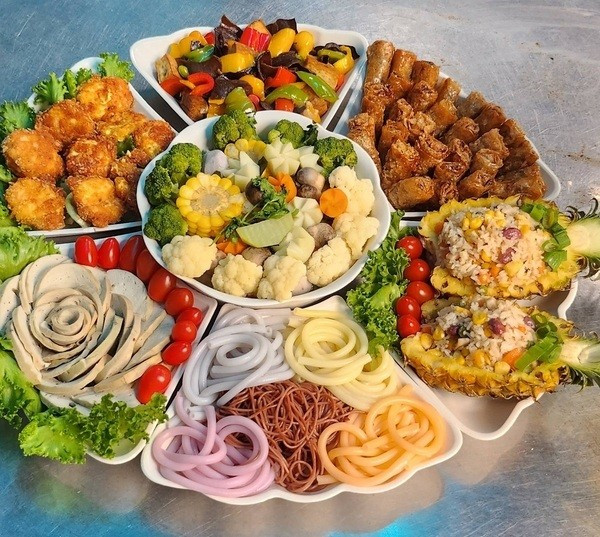 Cũng giống như các chị em yêu bếp, chị Diễm cũng chia sẻ hình ảnh một mâm cỗ chay vô cùng hấp dẫn, bao gồm: cơm chiên trái thơm, đậu hũ non chiên xù, chả giò chay, ớt chuông xào đậu hũ lướt ván, canh rau củ rong biển và bún tươi ngũ sắc. Không chỉ là một bữa ăn, đó còn là một lời cầu chúc an lành mà người phụ nữ này gửi đến mọi người trong mùa lễ thiêng liêng này phat-dan-5-1.jpg