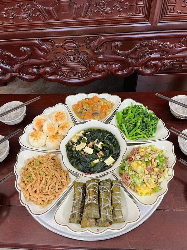 Với chị Nguyễn Bích Phượng, đây không chỉ là ngày lễ thiêng liêng trong Phật giáo mà còn là dịp để thể hiện trọn vẹn lòng thành kính và biết ơn. Như mọi năm, chị Phượng chuẩn bị đầy đủ hương, hoa, trà, quả cùng mâm cỗ chay tinh tươm để dâng lên cúng dường Tam Bảo và Tổ Tiên phat-dan-4-1.jpg
