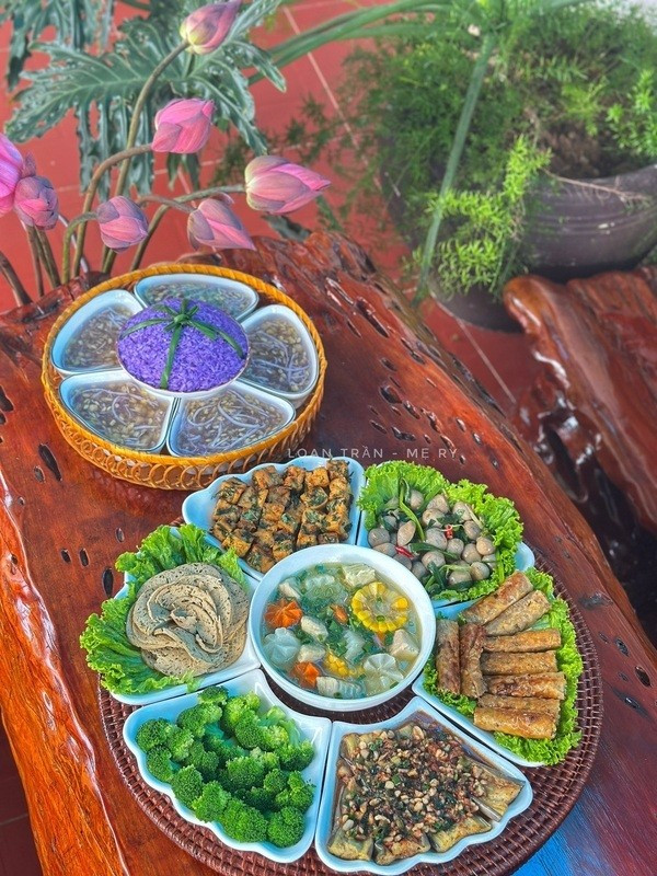 Mâm lễ của chị không chỉ ngon mà còn mang vẻ đẹp hài hòa, nhẹ nhàng đúng tinh thần Phật giáo Mâm lễ của chị không chỉ ngon mà còn mang vẻ đẹp hài hòa, nhẹ nhàng đúng tinh thần Phật giáo