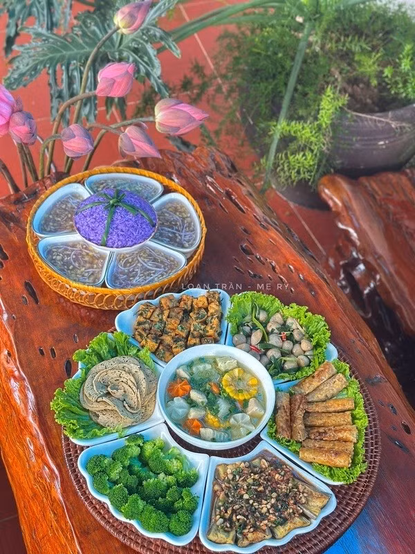 Mâm lễ của chị không chỉ ngon mà còn mang vẻ đẹp hài hòa, nhẹ nhàng đúng tinh thần Phật giáo