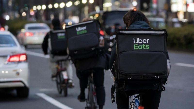 Lợi thế về mạng lưới của Uber giúp Uber Eats đạt được doanh số khủng nhan-vien-giao-hang-uber-eats-nhat-ban.jpg