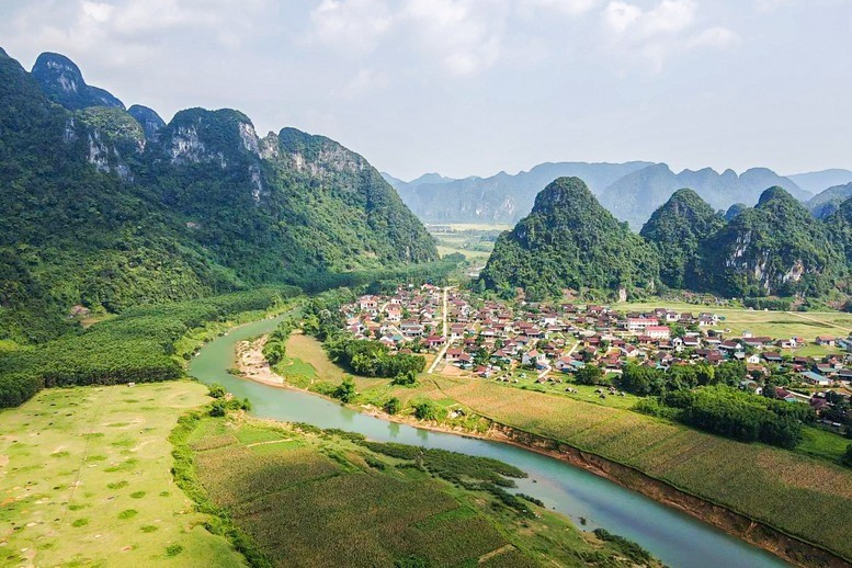 Làng Tân Hoá sở hữu phong cảnh sơn thủy hữu tình với những dãy núi đá vôi trùng điệp lang-tan-hoa-23-1697707952471348.jpg