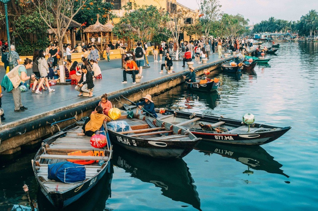 Nhiều doanh nghiệp lữ hành và cung ứng dịch vụ tại Đà Nẵng đã đưa ra các gói sản phẩm hấp dẫn với nhiều chương trình ưu đãi để thu hút du khách Nhiều doanh nghiệp lữ hành và cung ứng dịch vụ tại Đà Nẵng đã đưa ra các gói sản phẩm hấp dẫn với nhiều chương trình ưu đãi để thu hút du khách