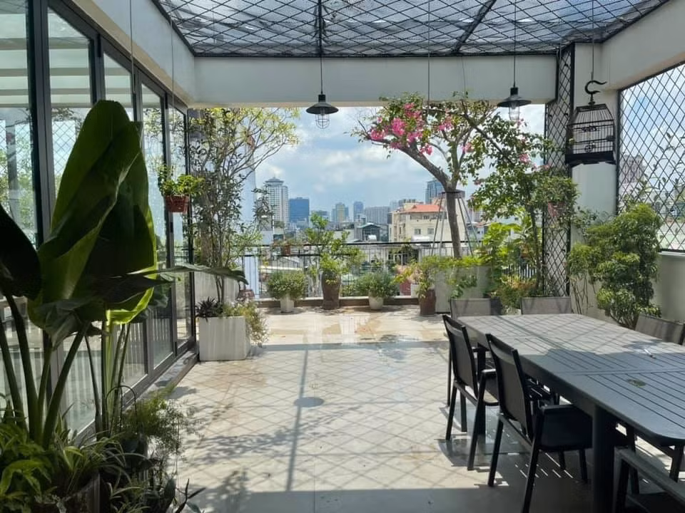 Gia đình ca sĩ nam ca sĩ hiện đang sống trong một căn biệt thự 4 tầng, rộng 120m2 ở phố Trần Quang Diệu, Hà Nội. Vợ chồng anh mua cơ ngơi này vào năm 2009, sau khoảng gần 10 năm tích góp