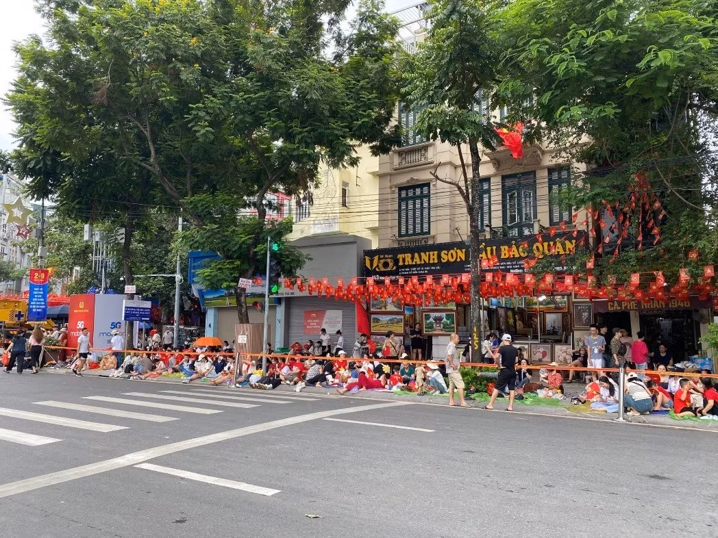 Trên các tuyến phố, người dân và du khách đã phủ sắc đỏ trên nhiều tuyến phố Thủ đô chờ đón những bước chân oai hùng của Bộ đội Cụ Hồ, chiến sĩ Công an nhân dân cùng các lực lượng tham gia diễu binh, diễu hành