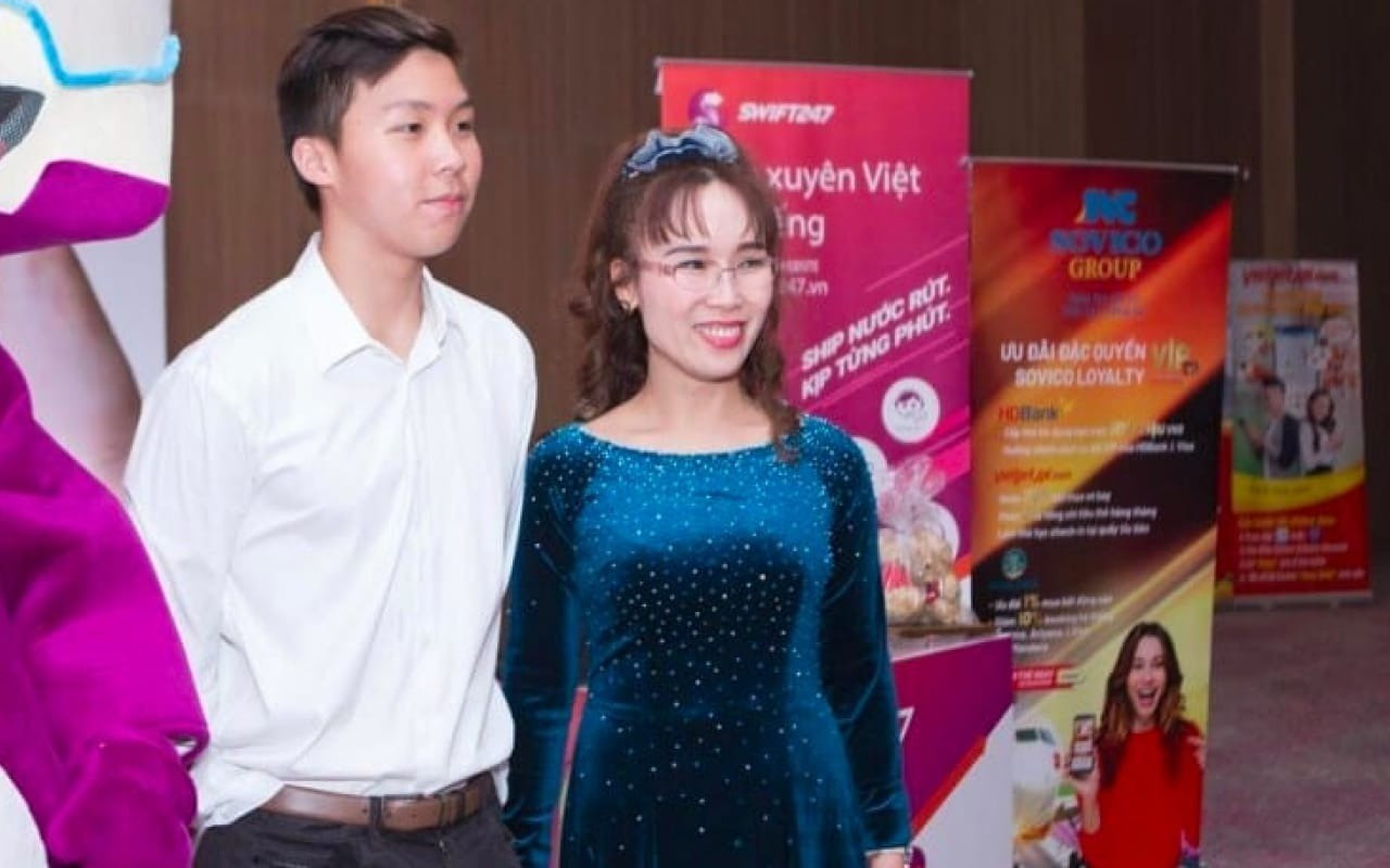 Tommy Nguyễn xuất hiện cùng mẹ vào năm 2019 thumb-vie-z-logo-trang-712d8dbc7.jpg