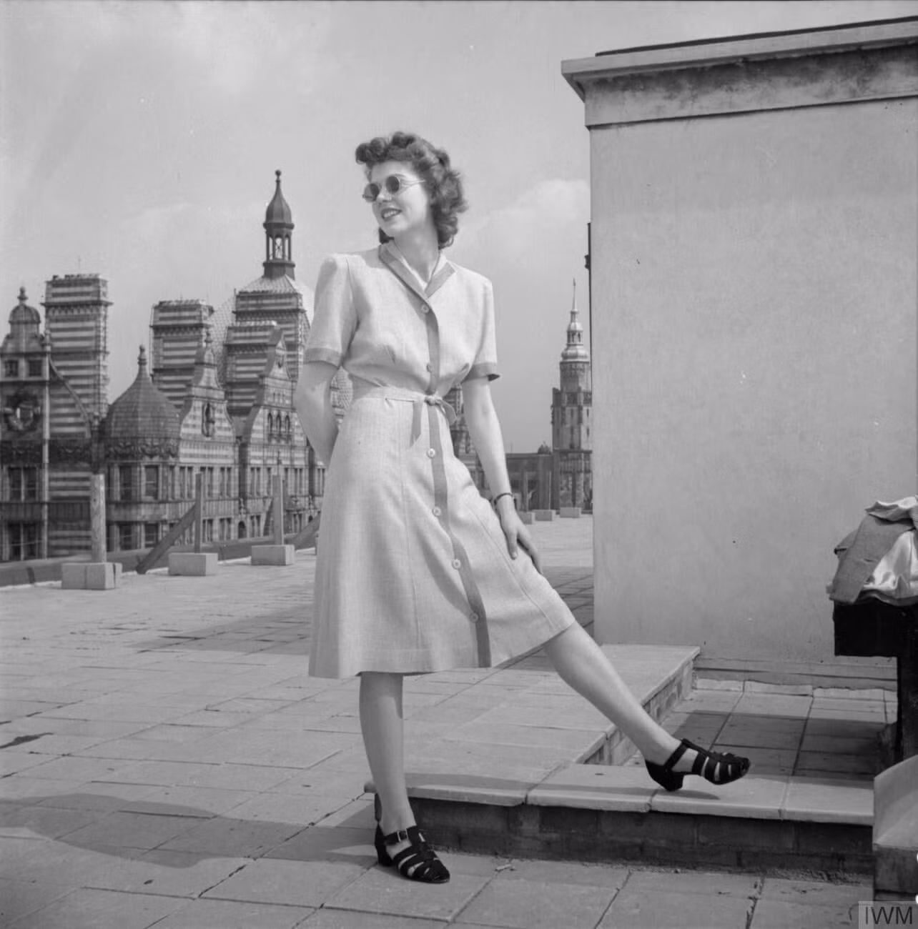 utility-clothes-fashion-restrictions-in-wartime-britain-1943-d14837.jpg