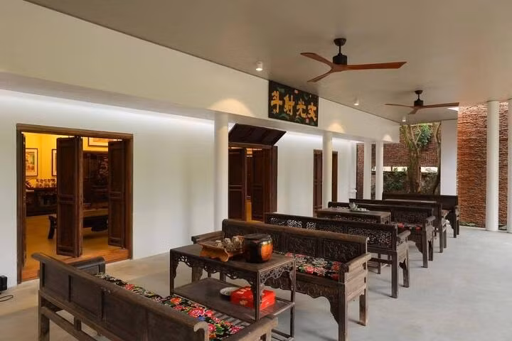 Bên trong chia làm nhiều không gian, nội thất được làm chủ yếu bằng gỗ