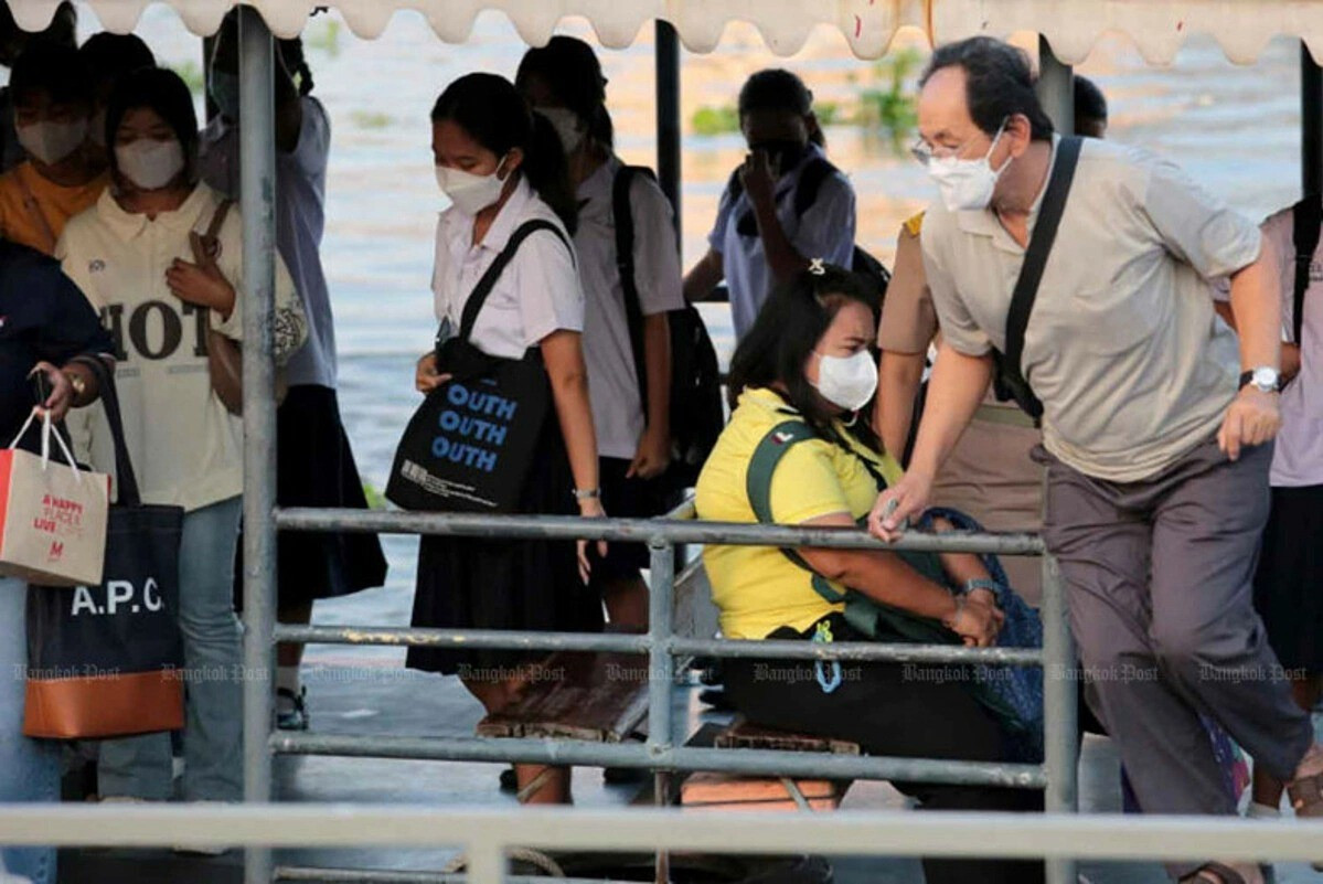 Hành khách đi phà trên sông Chao Phraya đeo khẩu trang để ngăn ngừa Covid-19 và ô nhiễm, tháng 1/2024. Ảnh: Bangkok Post thai-lan-2.jpg