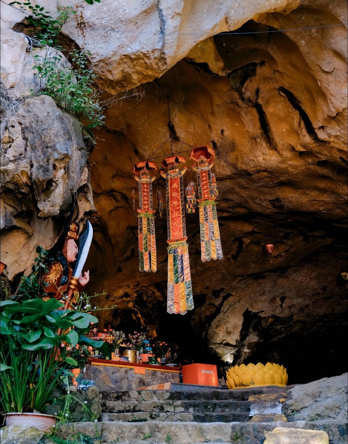 Vì chùa nằm trong quần thể di tích của động Tam Thanh, để vãn cảnh được chùa, du khách sẽ phải trải qua 30 bậc đá được người xưa đục từ chính sườn núi nơi ngôi chùa tọa lạc chua-tam-thanh.jpg
