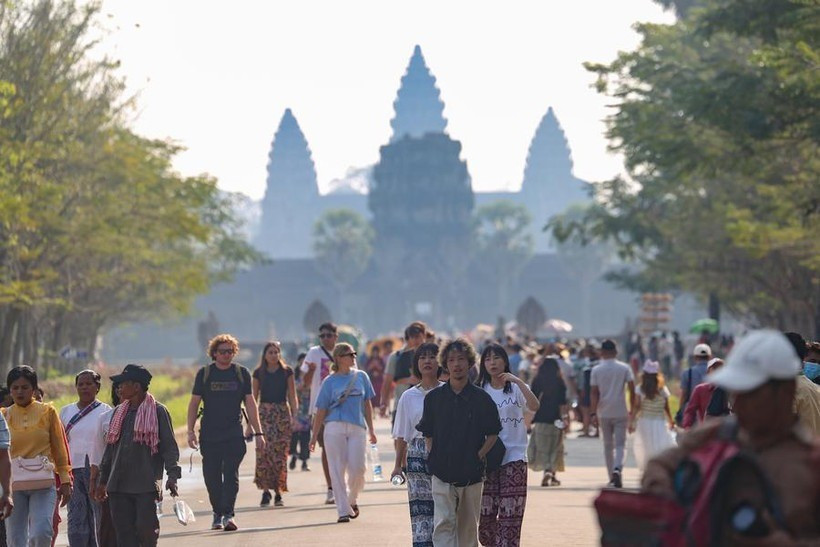 Khách du lịch tham quan Angkor Wat ở tỉnh Siem Reap, Campuchia Khách du lịch tham quan Angkor Wat ở tỉnh Siem Reap, Campuchia