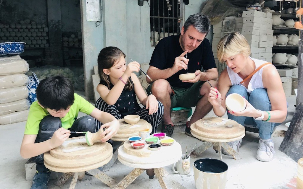 Khách quốc tế trải nghiệm làm gốm tại Bát Tràng bat-trang.jpg