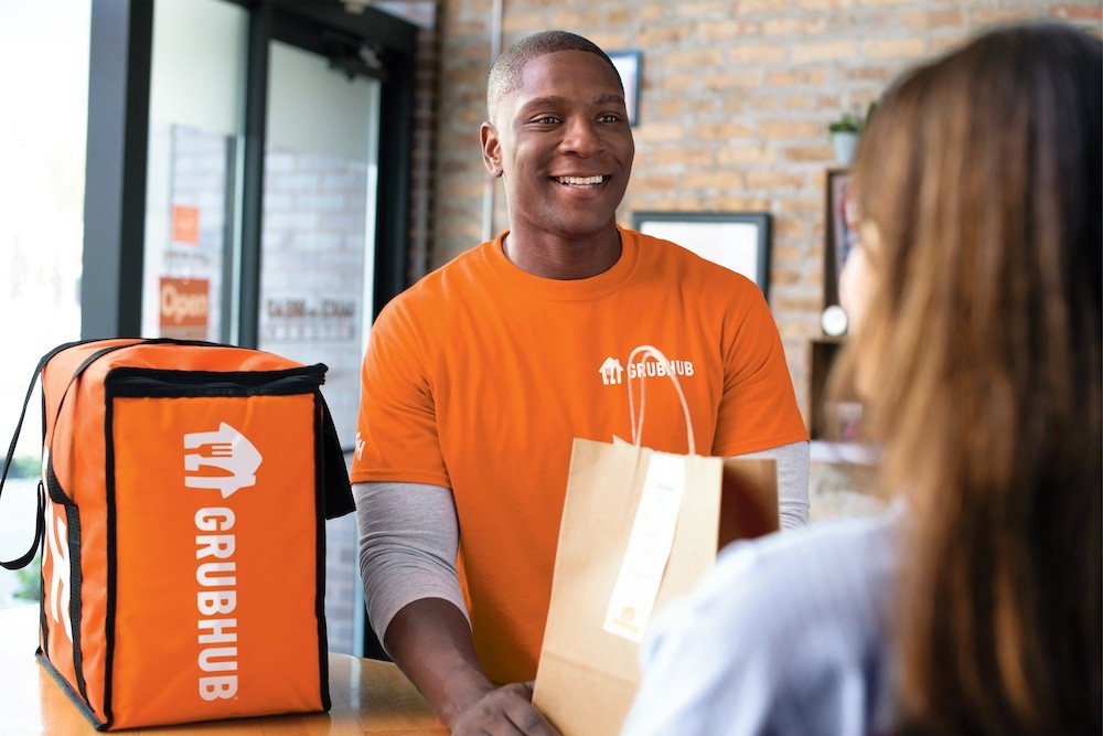 Grubhub là một trong những ứng dụng giao đồ ăn lâu đời nhất tại Mỹ driver-picking-bags.jpg