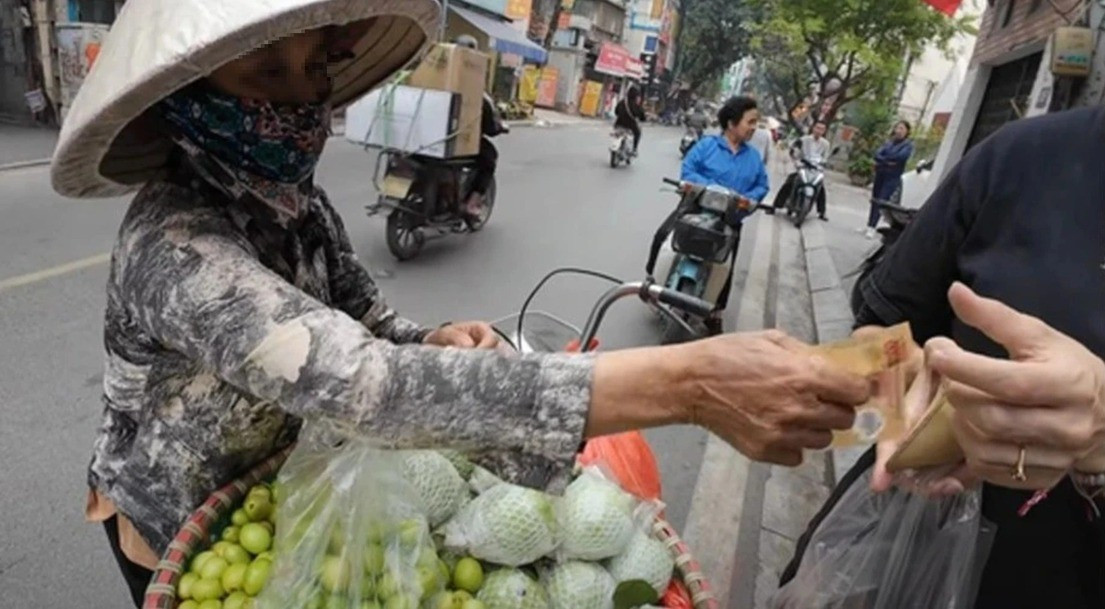Người bán hàng rong ở Hà Nội bán túi táo nhỏ 200.000 đồng cho du khách nước ngoài gây bức xúc hồi năm ngoái hang-rong-1.jpg