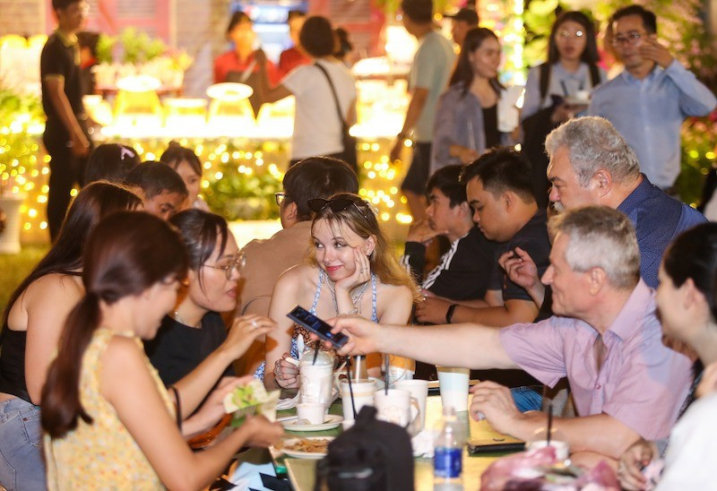 Du khách tham gia Lễ hội văn hóa ẩm thực, món ngon Saigontourist Group 2024 tại Khu du lịch Văn Thánh (TP.HCM) cuối tháng 3/2024 khach-quoc-te-08.jpg