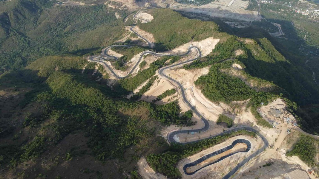 Tuyến đường gần 3km dẫn lên chùa có nhiều đoạn dốc tới 15%, quanh co nên người dân và du khách đi xe máy cần chọn xe số, thay vì xe tay ga, để đảm bảo an toàn