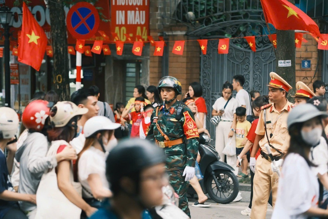 Từ trưa, lực lượng chức năng đã căng dây ở vỉa hè, dựng rào chắn hạn chế bớt phương tiện vào các tuyến đường dẫn vào Quảng trường Ba Đình 13-6822.jpg