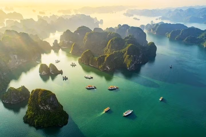 Vịnh Hạ Long, thuộc Vịnh Bắc Bộ, sở hữu làn nước trong xanh như ngọc lục bảo và gần 2.000 hòn đảo nhỏ bằng đá vôi. Di sản thiên nhiên thế giới UNESCO này của Việt Nam có sức hút đặc biệt với những người yêu thích các môn thể thao như đi bộ đường dài, bơi, lặn, và leo núi.