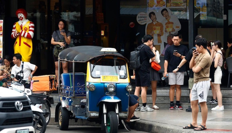 Du khách quốc tế đứng trước một trung tâm thương mại tại Bangkok 123-4213-1719042606-1088.jpg
