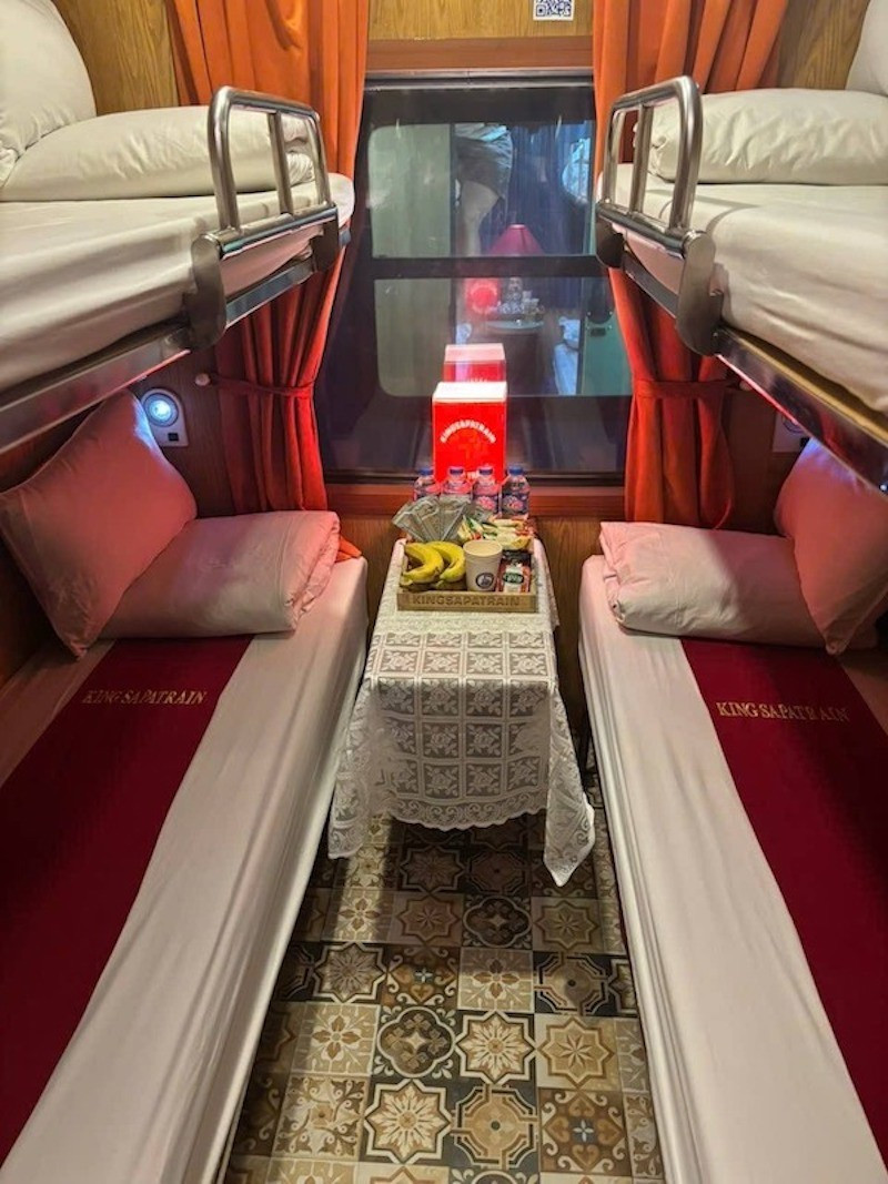 Khoang giường nằm trên chuyến tàu đêm Hà Nội - Sapa, thiết kế ấm cúng với chăn gối sạch sẽ, đồ ăn nhẹ và nước uống được phục vụ sẵn cho hành khách sapa-4876.jpg