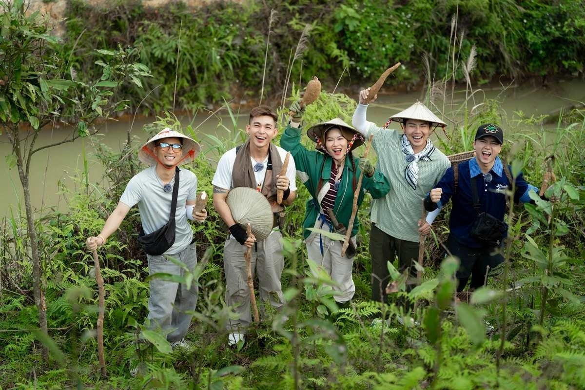 Dàn nghệ sĩ trong chương trình truyền hình “Gia đình Haha - Những ngày trời bao la” giadinhhaha.jpg
