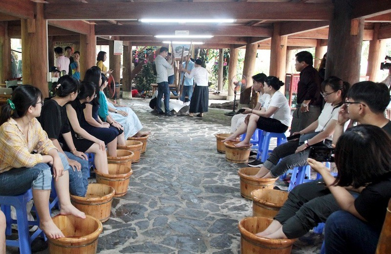 Liệu pháp ngâm chân thảo dược - một trong những trải nghiệm "chạm lành" thu hút giới trẻ trong các tour du lịch mới y-hoc.jpg