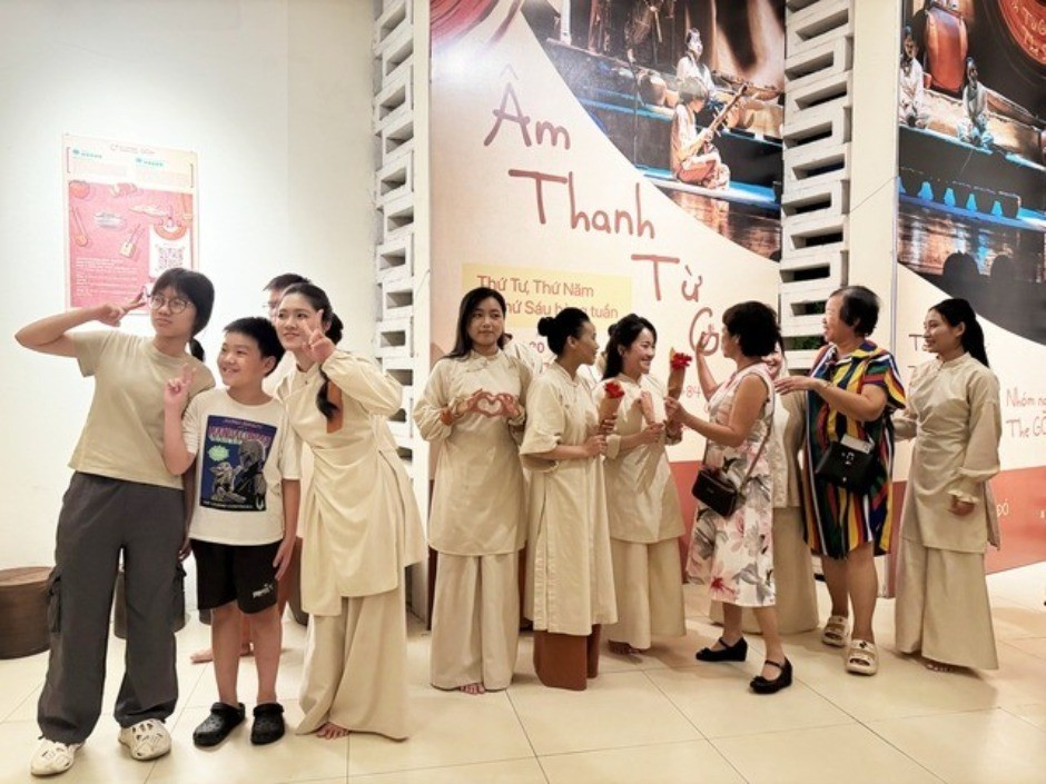 Du khách chụp hình cùng các nghệ sĩ sau chương trình "GOm Show" - một sản phẩm du lịch đêm hấp dẫn của Hà Nội anh-1-17615390633871678653760-5989.jpg