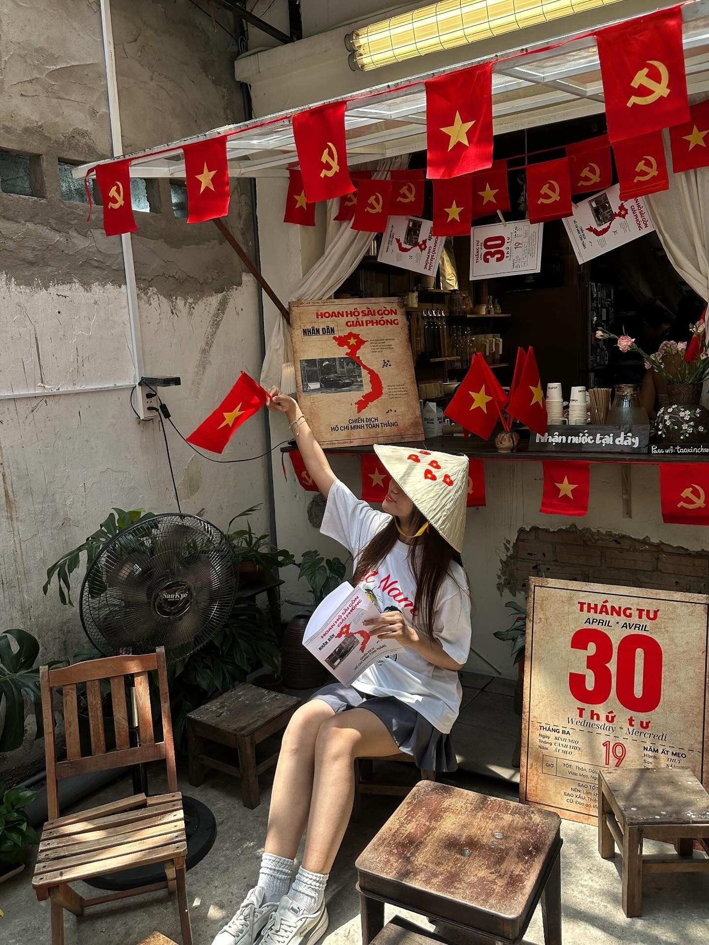 Giới trẻ hào hứng check-in tại quán cà phê yêu nước để ghi lại những khoảnh khắc ý nghĩa và đầy tự hào yeu-nuoc.jpg
