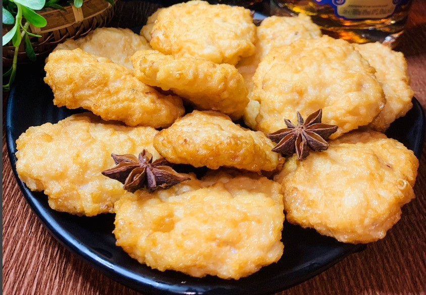 Du khách đến Quảng Ninh dịp cuối năm không chỉ được giảm giá phòng mà còn được tặng đặc sản địa phương như chả mực và bia cha-muc1.jpg