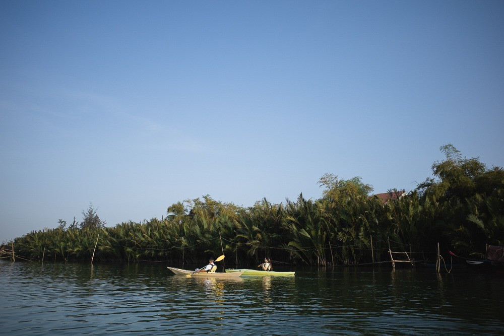 Du khách chèo kayak qua những con rạch yên bình của làng Cẩm Thanh, tận hưởng không khí trong lành và cảnh quan xanh mướt hoi-an-water-sports-activities.jpg