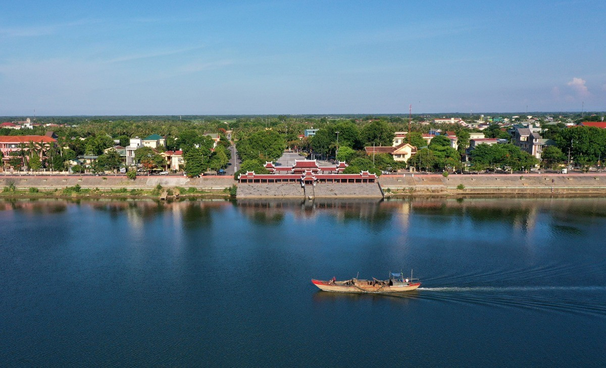 Hằng năm, vào dịp Kỷ niệm Ngày Thương binh - Liệt sỹ cũng như các ngày lễ lớn của đất nước, đặc biệt là dịp tưởng niệm 81 ngày đêm chiến đấu bảo vệ Thành cổ Quảng Trị, lễ hội hoa đăng trên sông Thạch Hãn lại được tổ chức trang trọng và xúc động thuyen-thach-han.jpg