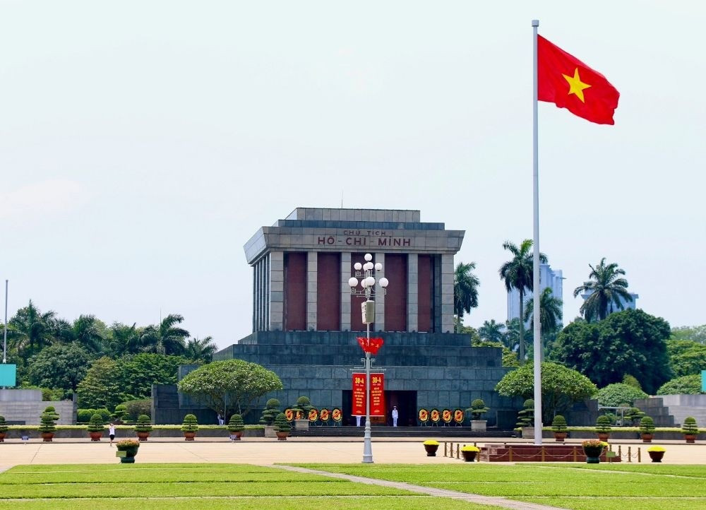 Đến với Lăng Bác là đến với một không gian thiêng liêng, nơi mỗi bước chân đều trở nên nhẹ nhàng, mỗi cái cúi đầu đều mang theo sự biết ơn sâu sắc từ đáy lòng lang-bac.jpg